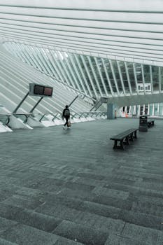 探索时尚现代的比利时列日-吉勒明车站设计，展现其独特的建筑风格