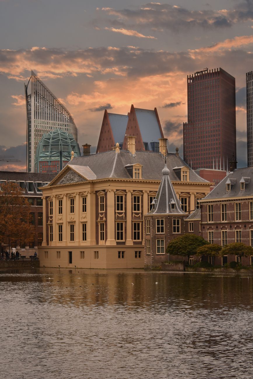Indrukwekkend uitzicht op de zonsondergang bij het Mauritshuis Museum in Den Haag met moderne skyline.