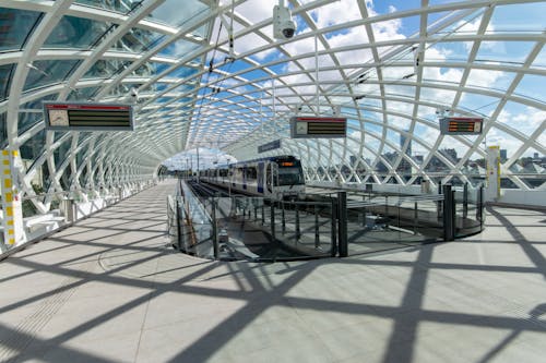 Kostenloses Stock Foto zu bahnsteig, glasdach, haag hauptbahnhof