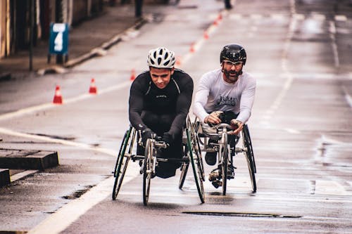 Dua Pengendara Sepeda Berlari Satu Sama Lain