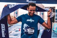 一名男运动员在终点线快乐地庆祝胜利