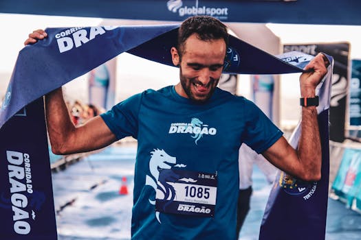 一名男运动员在终点线快乐地庆祝胜利