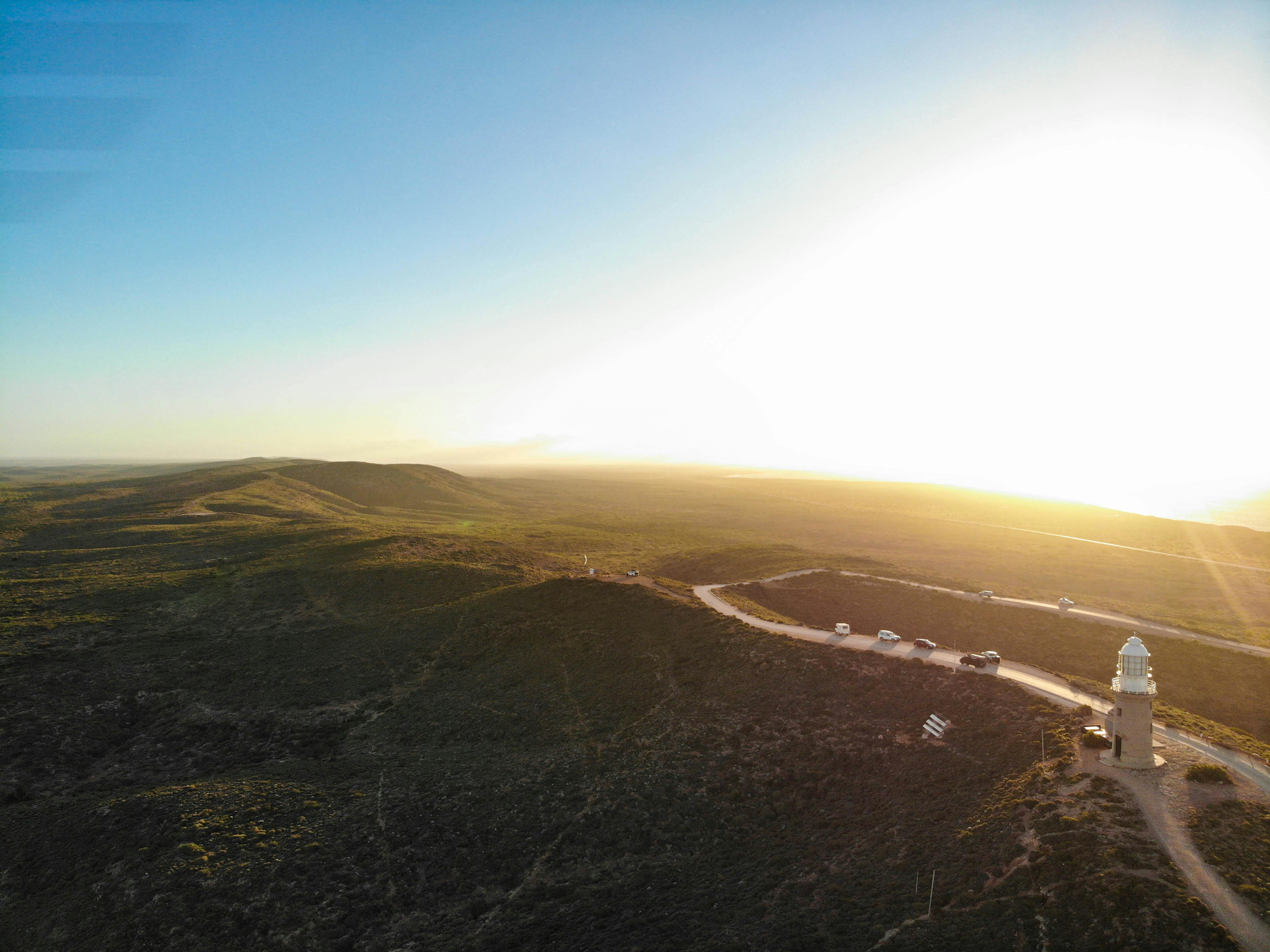 日落时分，从弗拉明头灯塔鸟瞰西澳大利亚埃克斯茅斯的全景