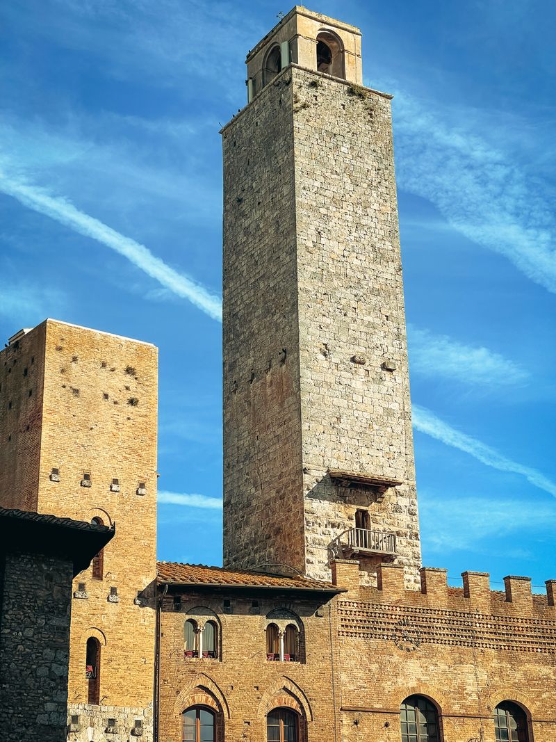 Turnurile medievale din San Gimignano pe dealurile toscane