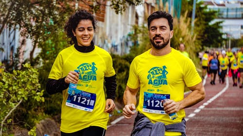 Dos Personas Corriendo