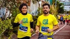 两名运动员在马拉松比赛中展现了决心与喜悦