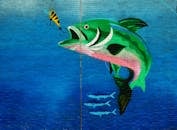 迪拜的街头艺术在砖墙上展现为充满活力的鱼和诱饵壁画