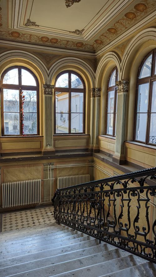 Free Explore the historic charm of an ornate staircase in a grand mansion's interior. Perfect for architecture enthusiasts. Stock Photo