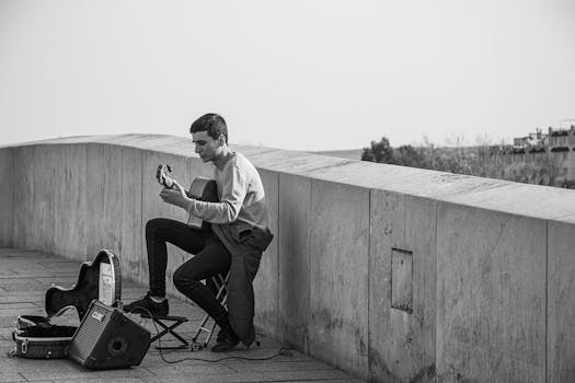 Black and white photo of a street musician playing guitar in Córdoba, Spain.