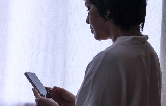 Online dating: starting a conversation on a niche platform