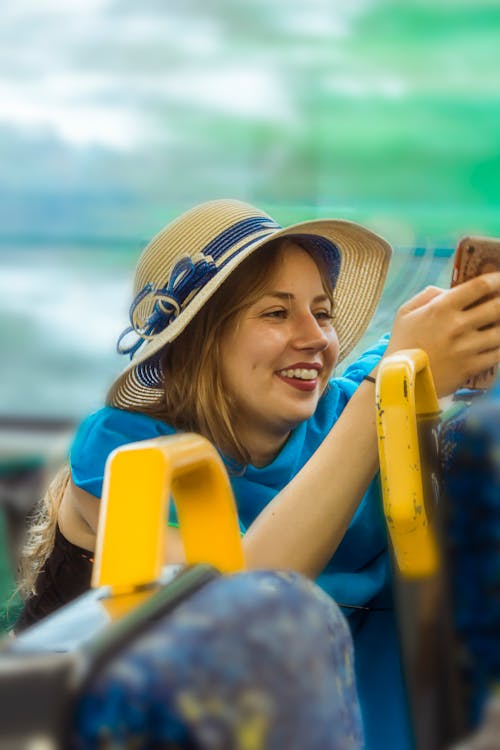 Kostnadsfri bild av buss, kvinna, leende