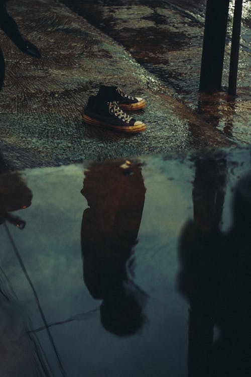 Foto d'estoc gratuïta de bassal, calçat esportiu, pluja