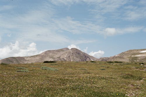 Fotobanka s bezplatnými fotkami na tému kopce, modrá obloha, mraky
