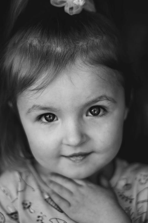 Darmowe zdjęcie z galerii z czarno-biały, dziewczyna, mały