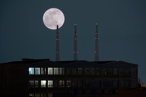 Kostnadsfri bild av byggnad, fullmåne, klar himmel