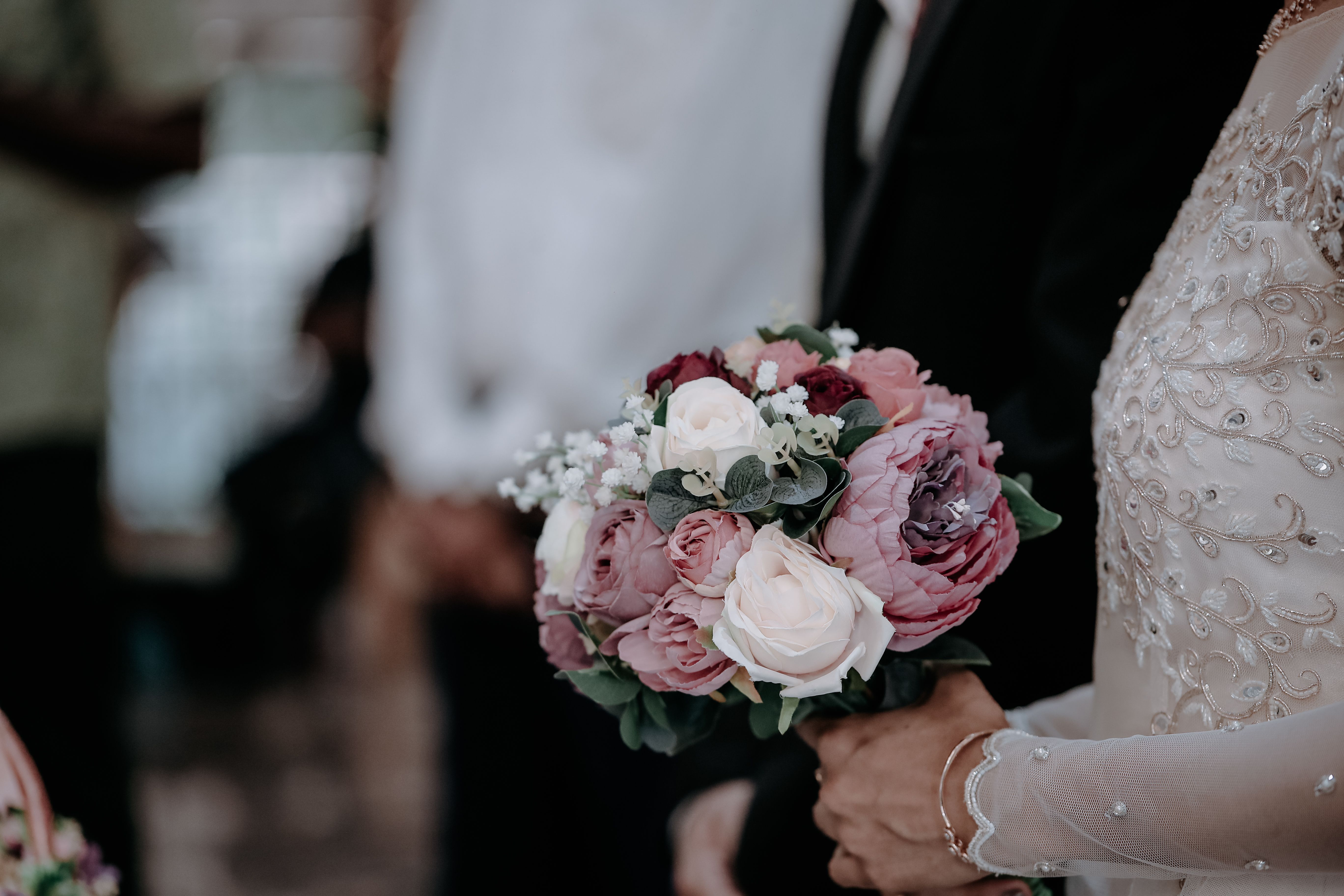 Closeup of Bride Holding Bouquet at Wedding Ceremony · Free Stock Photo
