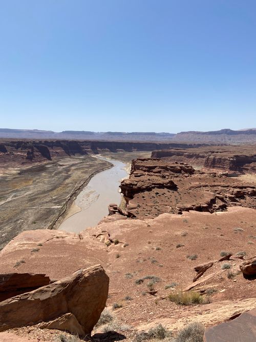 Free Majestic view of Glen Canyon's rugged terrain with a winding river under clear blue skies. Stock Photo
