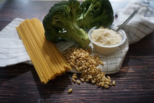 Brokoli, Çam kozalakları, Gıda içeren Ücretsiz stok fotoğraf