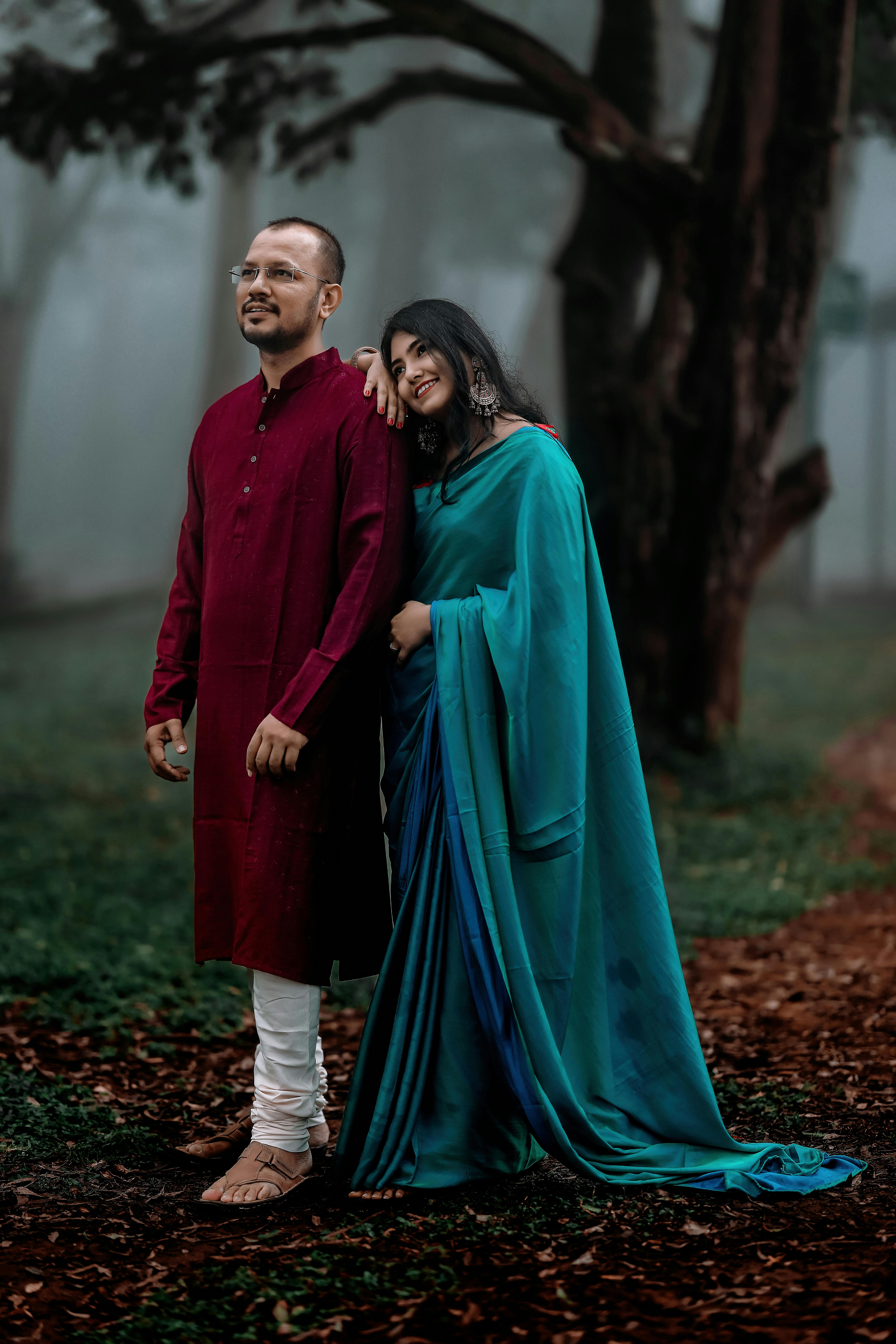 Bride's lehenga#simple&classy | Wedding couple poses photography, Indian  wedding photography poses, Punjabi wedding couple