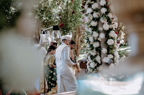 결혼 사진, 결혼식 장소, 꽃꽂이의 무료 스톡 사진