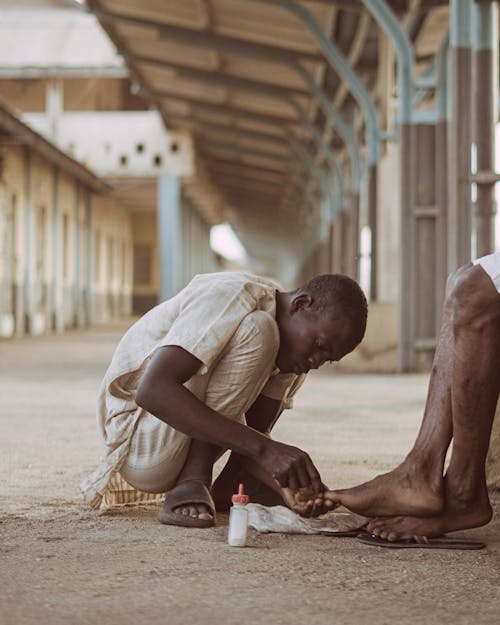 Gratis lagerfoto af afrikansk dreng, arbejder, barfodet