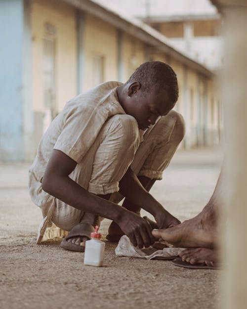 Fotobanka s bezplatnými fotkami na tému africký chlapec, Bosý, chlapec