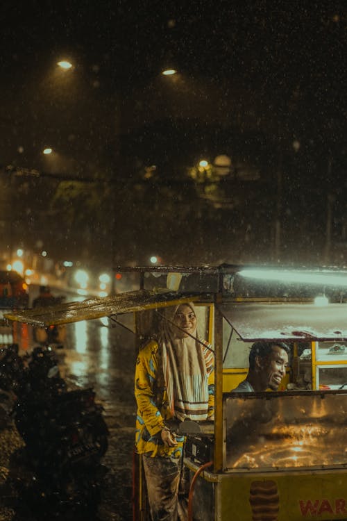Kostenloses Stock Foto zu beleuchtet, menschen, regen