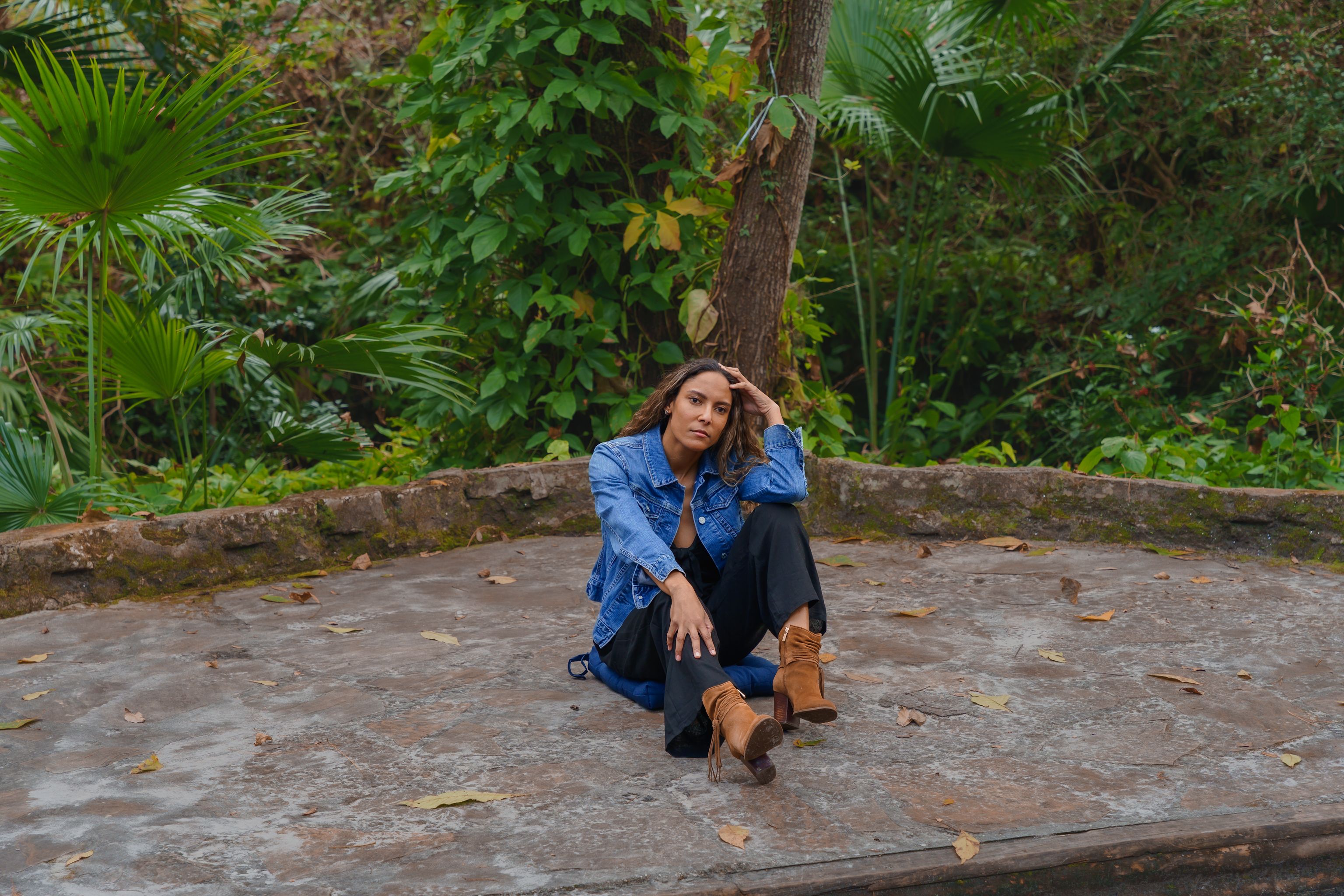 A Fashionable Woman Sitting on the Ground · Free Stock Photo