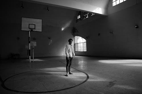 Fotos de stock gratuitas de baloncesto, blanco y negro, casual