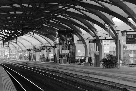 White and Black Subway Train Inside Station · Free Stock Photo - 525 x 350 jpeg 36kB