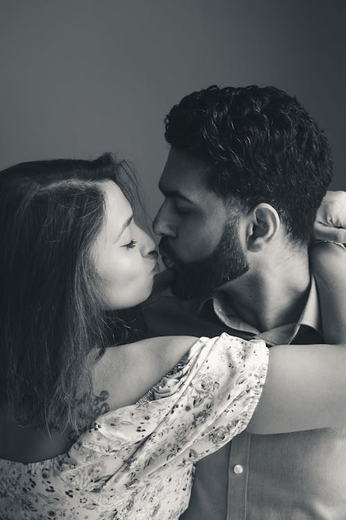 Foto profissional grátis de beijando, casal, escala de cinza