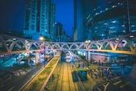 香港街道明亮，建筑现代化，有轨电车系统穿梭其间，一派繁忙景象