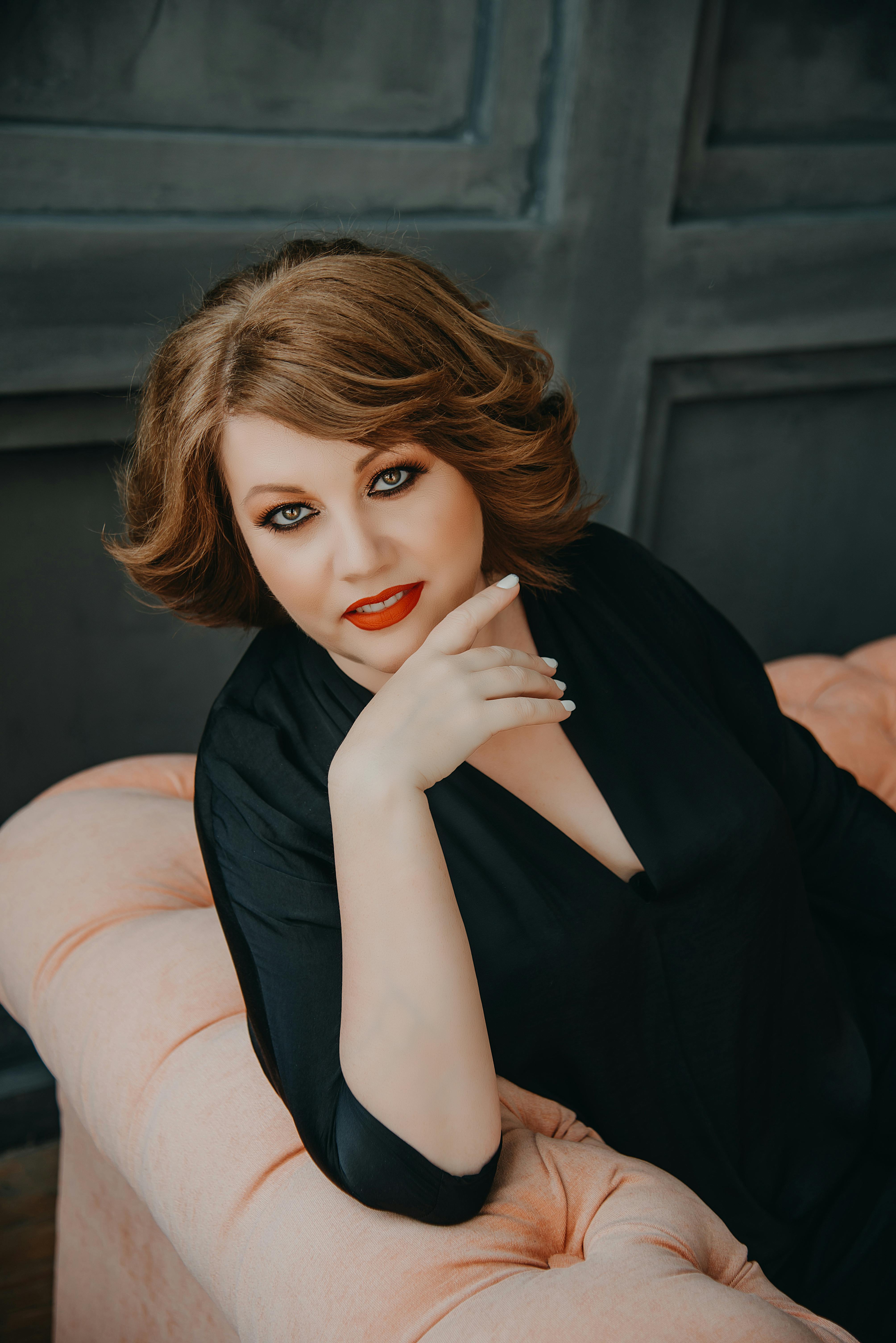 Kostenlos Frau Sitzen Auf Rosa Bett Stock-Foto