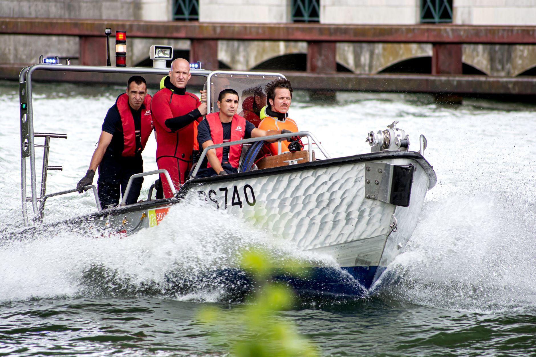 Seven Rescued from Sinking Boat on Florida River: A Close Call for Local Families