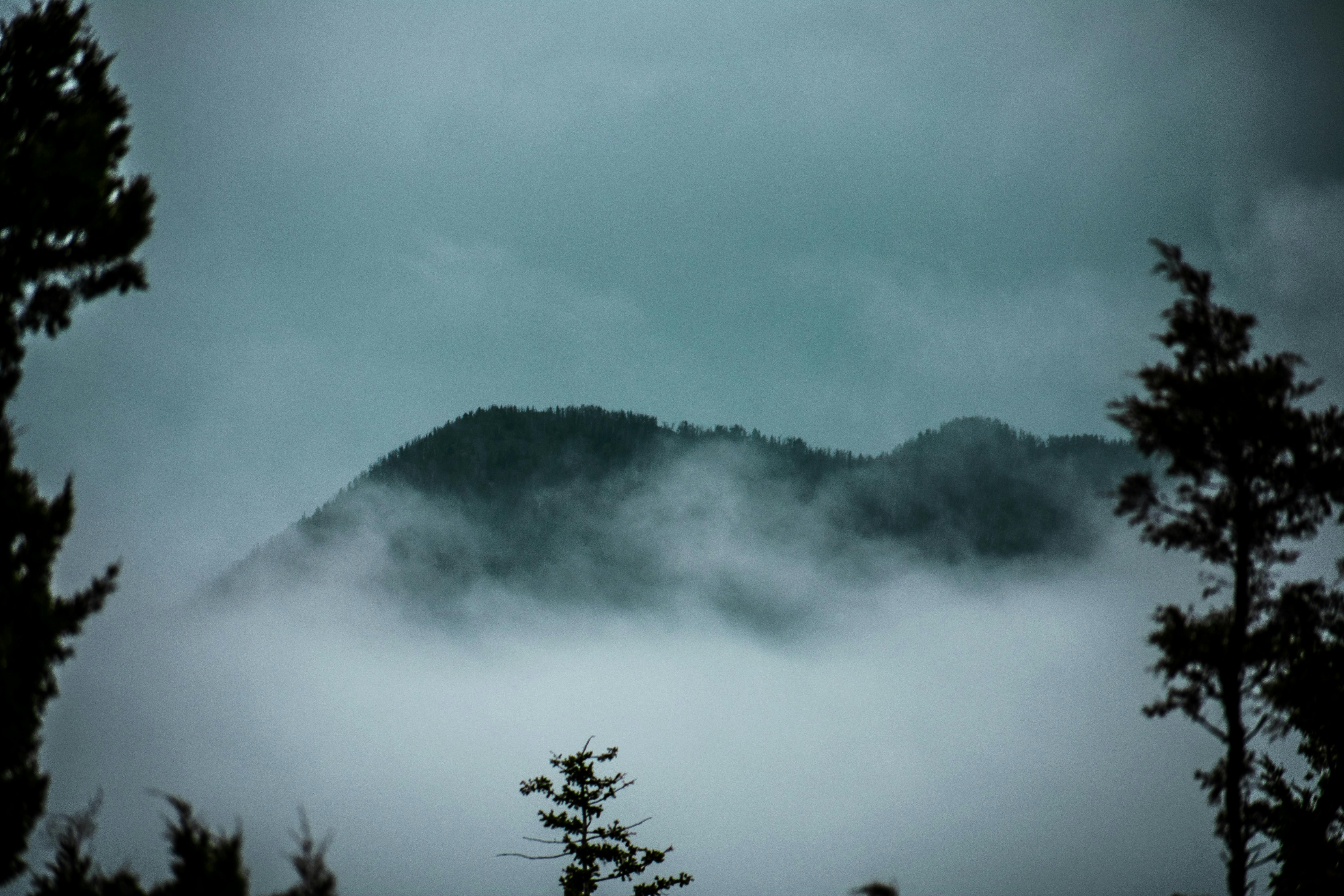 Download 860 Koleksi Gambar Gunung Berkabut Keren HD