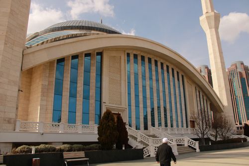 Free A modern mosque with Ottoman architectural elements in Ankara, Türkiye, captured on a sunny day. Stock Photo