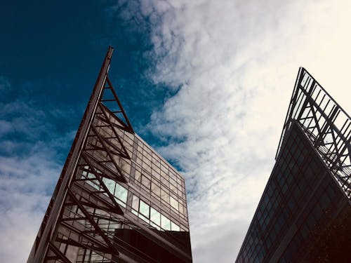 Bâtiments Avec Fond De Nuages