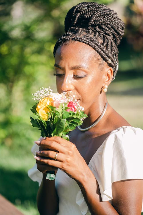 Immagine gratuita di bouquet, capelli neri, donna