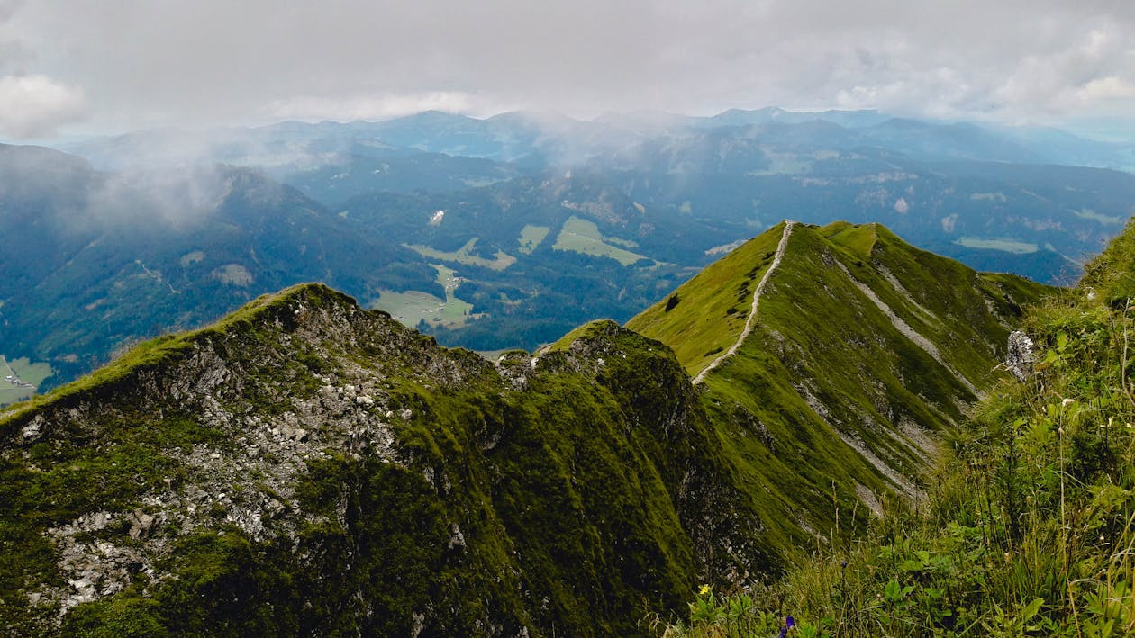Foto Profissional Gratuita De Alto Ao Ar Livre Cadeia De Montanhas Foto profissional gratuita de alto ao ar livre cadeia de montanhas
