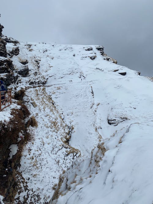 Бесплатное стоковое фото с вертикальный выстрел, гора, зима