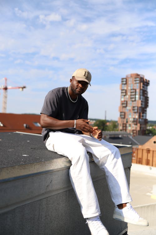 Kostenloses Stock Foto zu afroamerikanischer mann, dach, himmel