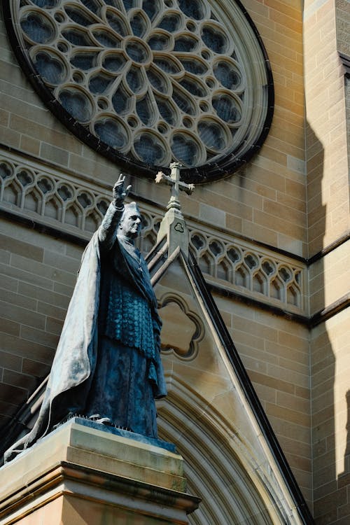 Fotos de stock gratuitas de estatua, exterior del edificio, gótico