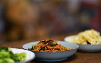 热气腾腾的炒菜蔬菜、西兰花和薯片的特写镜头，非常适合用来享用美味佳肴