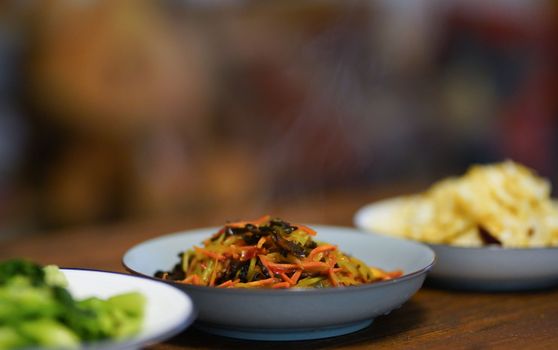 热气腾腾的炒菜蔬菜、西兰花和薯片的特写镜头，非常适合用来享用美味佳肴