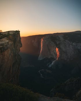 优胜美地山谷的悬崖上，日落景色令人惊叹，展示了大自然的美丽