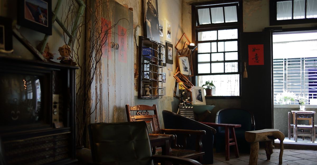 Cozy Japanese hostel common room with wooden furniture and warm lighting