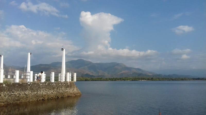 化工装置现场操作人员根据更新后的安全规程进行操作