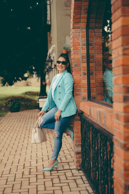 mint blazer with ripped jeans and heels to match, dressed up but still easy 💙
#styleinspo #mint #blazer #heels