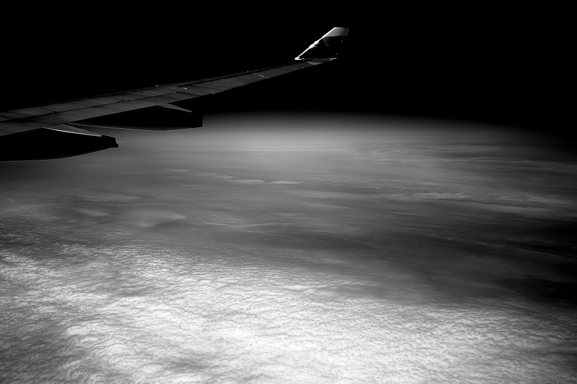 bezplatná Základová fotografie zdarma na téma černobílý, cestování, křídlo letadla Základová fotografie