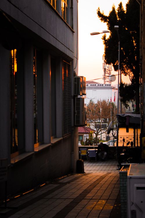 Free Moody sunset in an urban alleyway in Türkiye, showcasing city architecture and warm lighting. Stock Photo